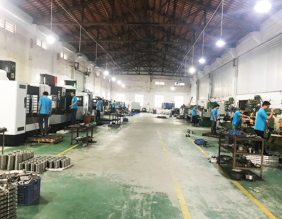 Zeren CNC machining workshop with operators and machining centers in Foshan