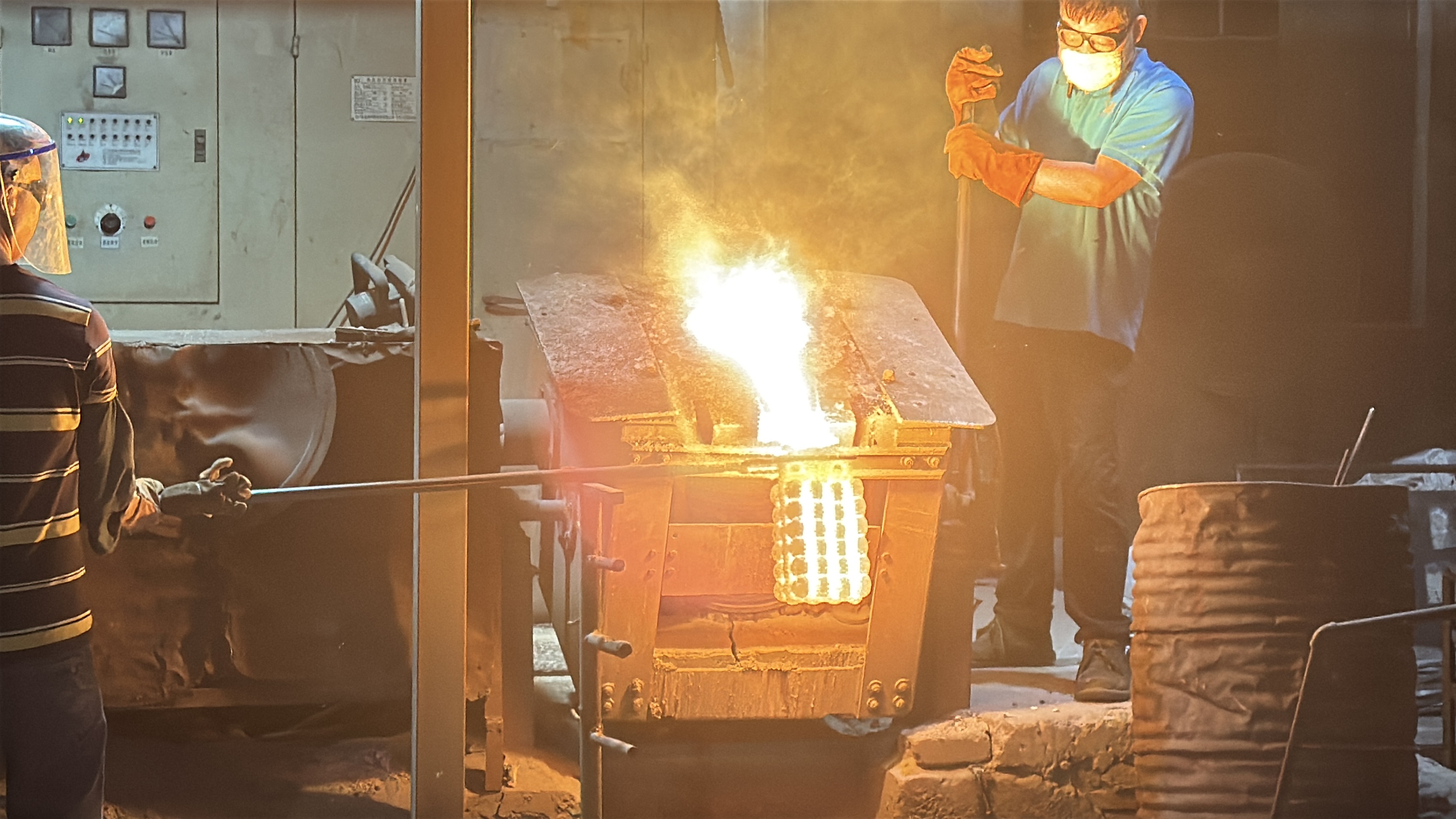 Molten steel being poured into ceramic shell molds at Zeren\'s investment casting foundry