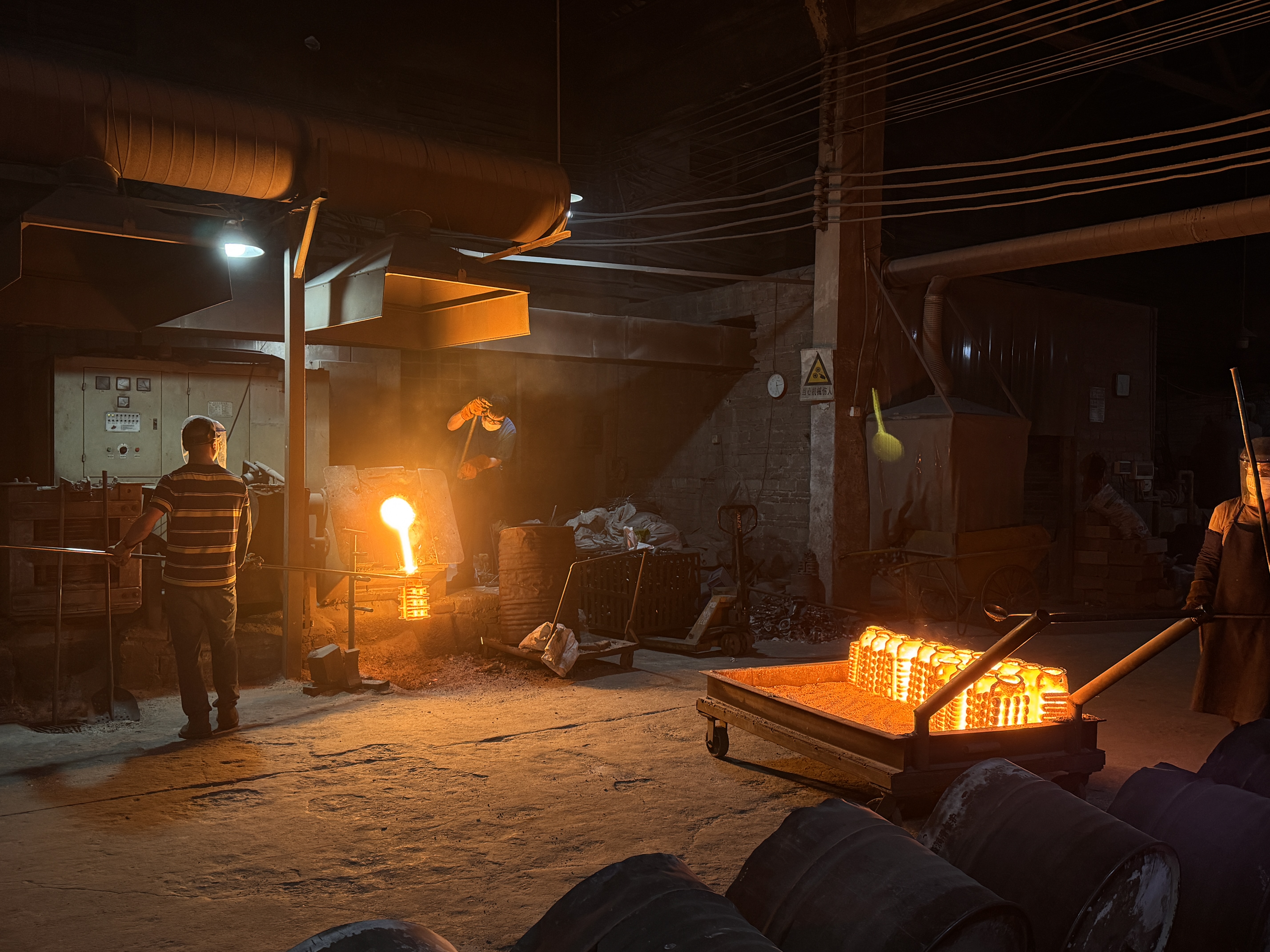 Molten steel pouring during silica sol investment casting production at Zeren foundry